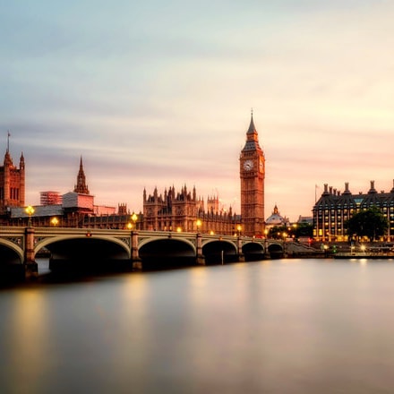 A picture of London with Charge Points near by